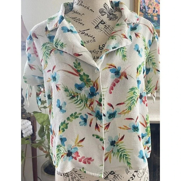 Timing Women’s Size‎ M Floral Button Up Short Sleeve Shirt - Picture 1 of 8